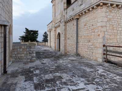 Da qui si pu� vedere parte della facciata interna dell�immobile dove svetta un�enorme lastra